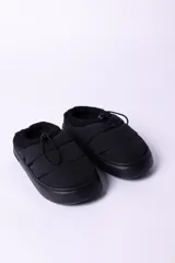 Pantuflas negras acolchadas con interior de piel sintética y ajuste con cordón elástico.