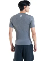 Remera deportiva Under Armour HeatGear Armour de manga corta, color blanco, con logo negro en el pecho.