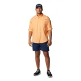 Short de baño negro Columbia Backcast III con tecnología Omni-Shade™ UPF 50, de secado rápido, con cintura elástica ajustable con cordón, bolsillos laterales de malla, bolsillo trasero con cremallera y forro interior de malla.