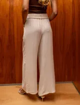 Pantalón palazzo color beige, marca Dictionary, con pretina ancha elastizada, pasadores y cinto de cordón.