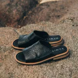 Sandalias bajas de cuero vacuno color negro, con suela de goma y horma de punta redonda. Producto de horma chica, se recomienda pedir un talle más.