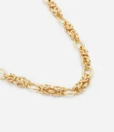 Collar corto dorado con cadenas de eslabones gruesos y nudos.