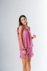 Conjunto de pijama de algodón estampado con flores, compuesto por una musculosa de escote recto con frunces y un short con elástico en la cintura y volados en el ruedo.