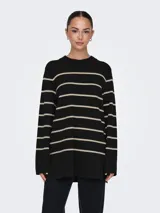 Sweater negro con rayas horizontales color cemento, cuello redondo, mangas largas y puños acanalados.