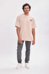 Pantalón chino gris oscuro de corte slim fit, con bolsillos laterales y traseros.