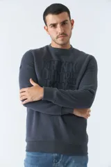 Buzo de felpa gris oscuro con cuello redondo, mangas largas y estampado con la frase "Think out of the box" en el frente.
