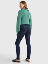 Jeans de corte skinny color azul oscuro, con cintura alta y cinco bolsillos.