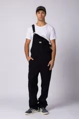 Jardinero de jean negro con breteles regulables y calce relaxed.