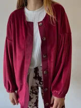 Sobrecamisa bordó de plush con mangas abullonadas y cierre con botones.