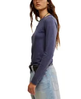 Camiseta de manga larga color blanco, de corte ajustado y cuello redondo.