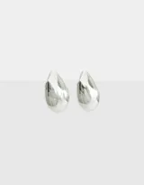 Aros colgantes cortos plateados, estilo chunky, con cierre de tope a presión.