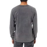 Remera de manga larga gris con bolsillo en el pecho.