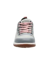 Zapatillas urbanas Hush Puppies modelo Rising Low, color gris con detalles en gris oscuro y rosa. Capellada textil impermeable, cordones rosas y suela de goma marrón.