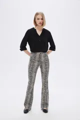 Pantalón de jean con estampado animal print, corte flare y tiro alto.