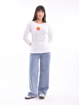 Remera blanca de manga larga con cuello redondo y estampado abstracto en tonos pastel.