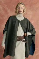 Ruana de lana verde musgo con interior azul y ribete verde.