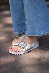 Sandalias bajas con estampado de piel de serpiente, con hebilla metálica plateada.