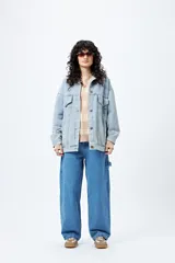 Pantalón de jean celeste, corte amplio y tiro medio, estilo carpenter con bolsillos utilitarios y presillas laterales.