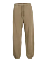 Pantalón de jogging color arena, de algodón con fit regular, cintura elástica con cordón ajustable, tiro medio, bolsillos delanteros y puños de canalé en el ruedo.