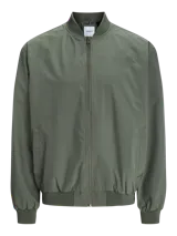 Campera bomber verde militar, de manga larga con cuello baseball y fit cómodo. Diseño con cierre frontal de cremallera, bolsillos delanteros funcionales y puños de canalé.