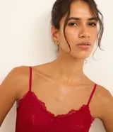 Soutien top de encaje floral color rojo con breteles finos ajustables y moño decorativo.