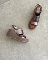 Sandalias de cuero vacuno color marrón, con plataforma y tiras cruzadas.