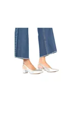 Zapato plateado con talón descubierto, punta fina y taco cuadrado de 4 cm.