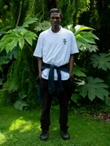 Camiseta blanca de algodón orgánico con corte oversize y estampado en la espalda de un yeti y un explorador.