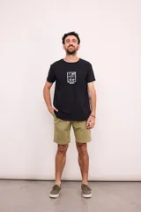 Bermuda de gabardina color verde oliva, con bolsillos laterales y traseros. Cierre frontal con botón y cremallera.