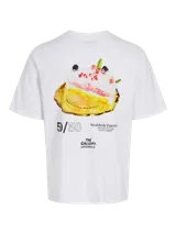 Camiseta blanca de manga corta y cuello redondo con estampado frontal con el texto "50/50 Worldwide Fairness. It's Wrong, It's Wrong, It's Wrong".