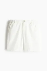 Short blanco de sarga de algodón suave, con elástico en los laterales de la cintura, cierre con botón, bolsillos al bies y bolsillos de atrás ribeteados con botón.