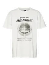 Camiseta blanca de algodón con cuello redondo y calce suelto. Estampado frontal con la frase "Create core memories" sobre una bola de espejos y texto con información de un evento.