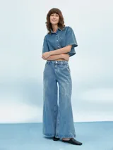 Pantalón de jean celeste de corte ancho.