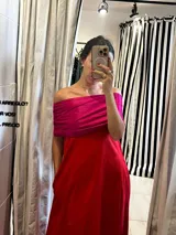Vestido largo de tafeta, color rojo vibrante, con escote strapless y elástico en la espalda. Incluye una pieza de tela adicional color fucsia para usar como accesorio o parte superior.