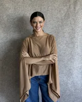 Poncho de lanilla en color tostado, con diseño amplio y mangas acampanadas.
