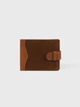 Billetera de cuero color marrón con detalles en gamuza más clara, cierre con pasador y logo grabado.