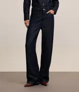 Pantalón de jean de tiro alto, corte recto y color azul oscuro.