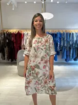 Vestido midi de lino italiano con estampado floral, escote redondo y mangas tres cuartos con botón ajustable.