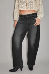 Jean de corte barrel con diseño de pierna curva y holgada, confeccionado en denim negro con efecto lavado. Presenta un estilo moderno y estructurado con costuras laterales marcadas.