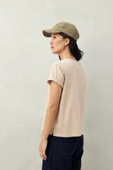 Remera blanca de algodón con cuello redondo y mangas cortas.