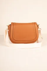 Cartera de símil cuero negra con correa de tela desmontable y regulable, incluye un compartimiento interno y dos bolsillos adicionales.