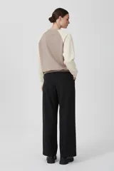 Buzo de algodón con diseño bicolor: cuerpo color beige y mangas raglán color crema. Cuello redondo y corte holgado.