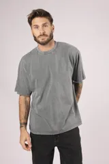 Remera gris de corte holgado y mangas cortas.