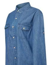 Camisa de denim azul de algodón orgánico, corte regular, manga larga, cuello camisero, cierre frontal con botones y dos bolsillos con solapa en el pecho.