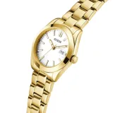 Reloj Guess modelo Alice para mujer, con caja y pulsera de eslabones de acero en tono dorado. Presenta una esfera blanca con marcadores de hora aplicados en dorado y ventana de fecha a las 3.