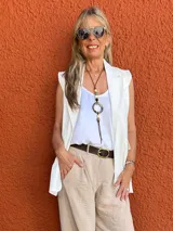 Chaleco blanco de algodón y viscosa, con tela melange y diseño versátil.