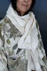 Chalina extra larga de red texturada 100% algodón color natural, con borde de fieltro nuno con lana merino extrafina.