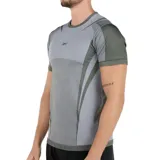 Remera de manga corta de tejido sin costuras, color gris, con diseño jacquard y corte ajustado.
