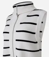 Chaleco blanco con rayas horizontales negras, de punto acanalado con viscosa sostenible, cuello alto y cierre frontal con cremallera.