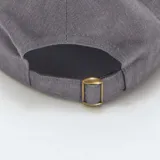 Gorra de béisbol gris con bordado en el frente.